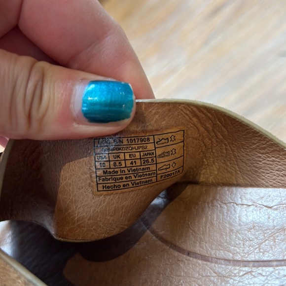 Ugg size 10 leather cross slides gold - Picture 10 of 12